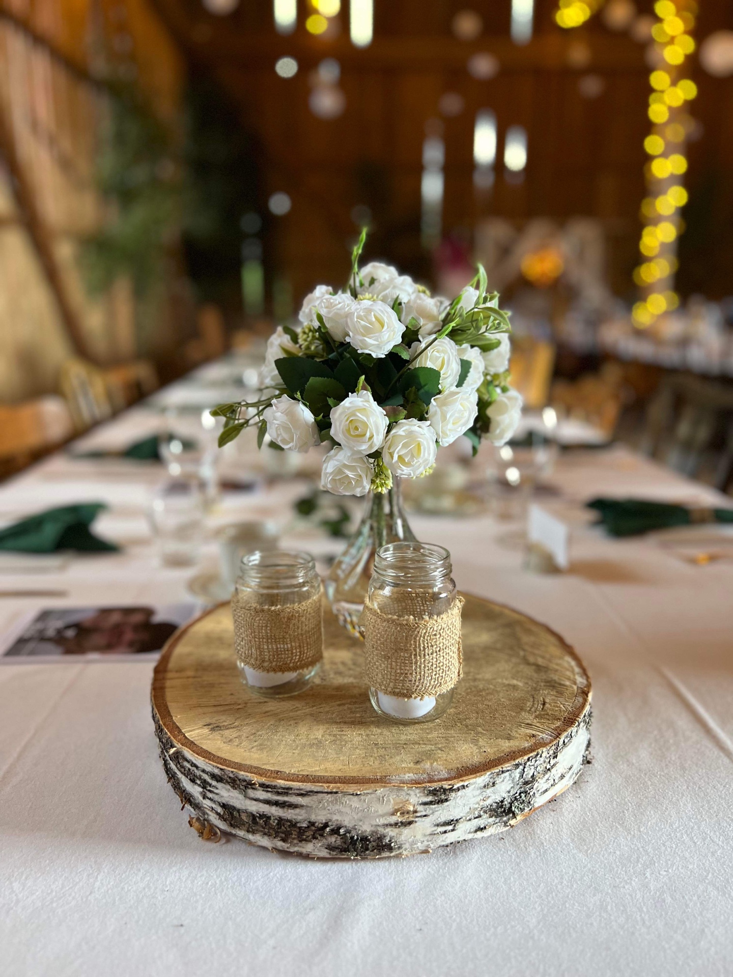 Blomsterdekoration på dukat bord i bröllopslada