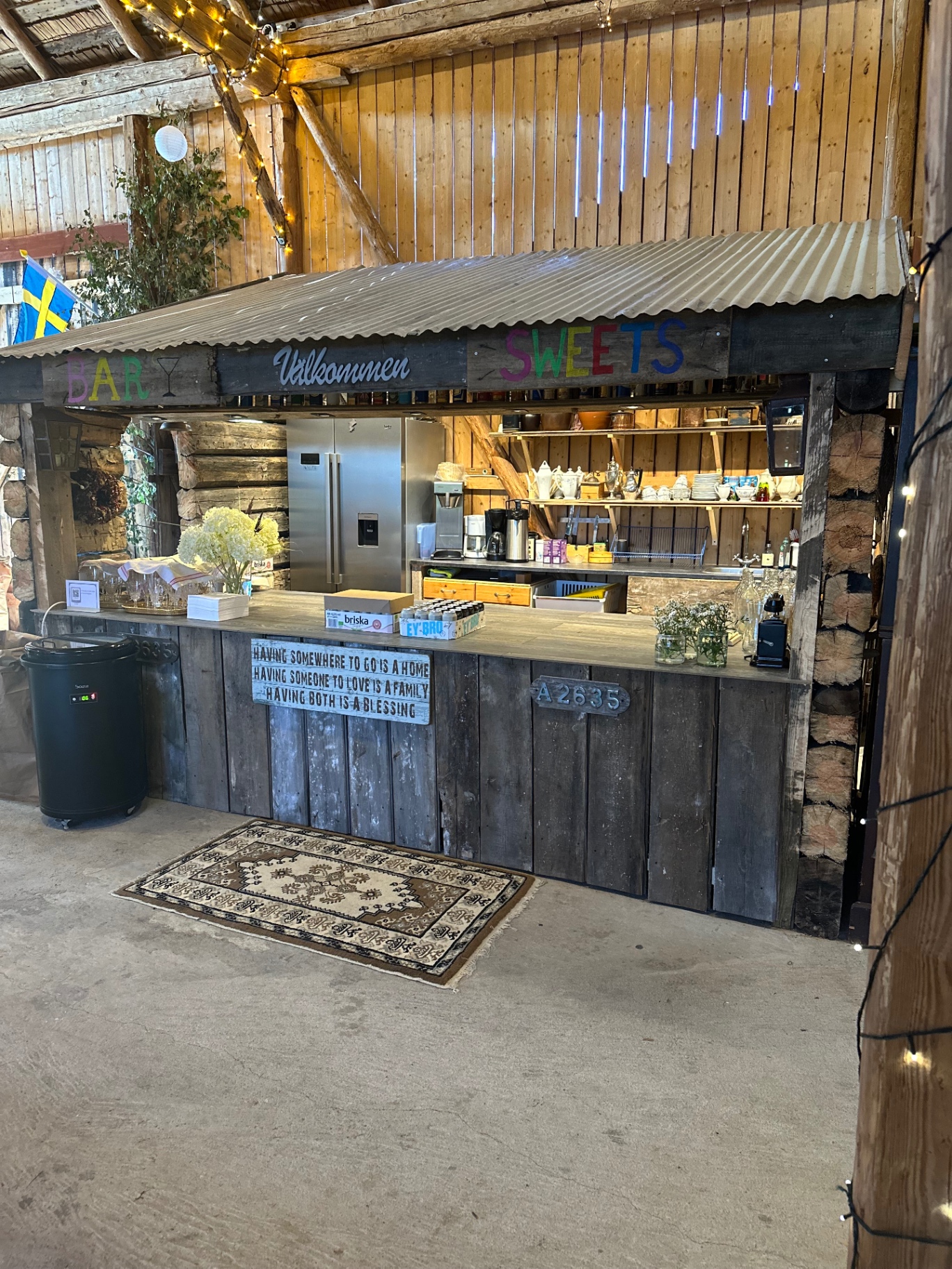 Bar och belysning i ladan