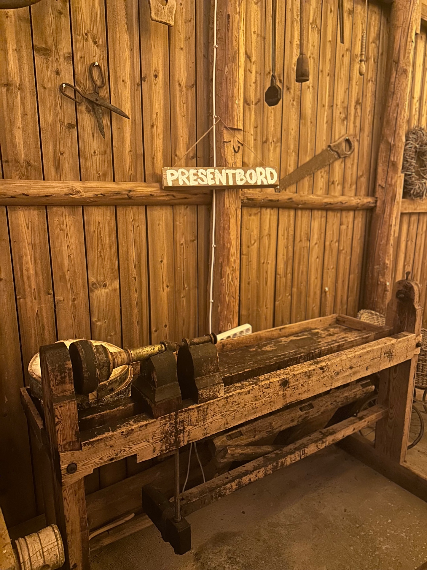 Rustikt presentbord med gamla verktyg och skylt