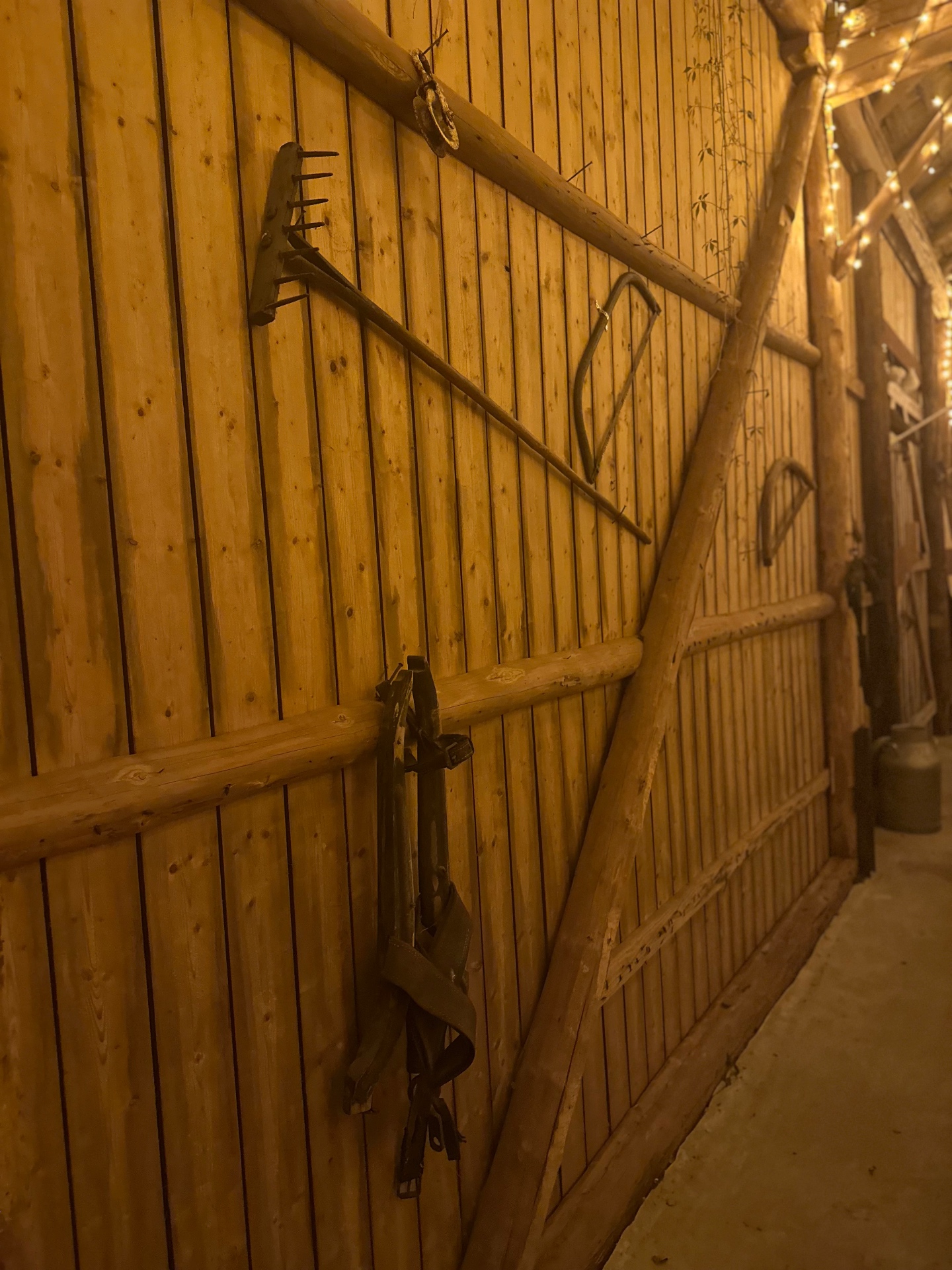 Lantliga detaljer på ladans vägg med gamla redskap
