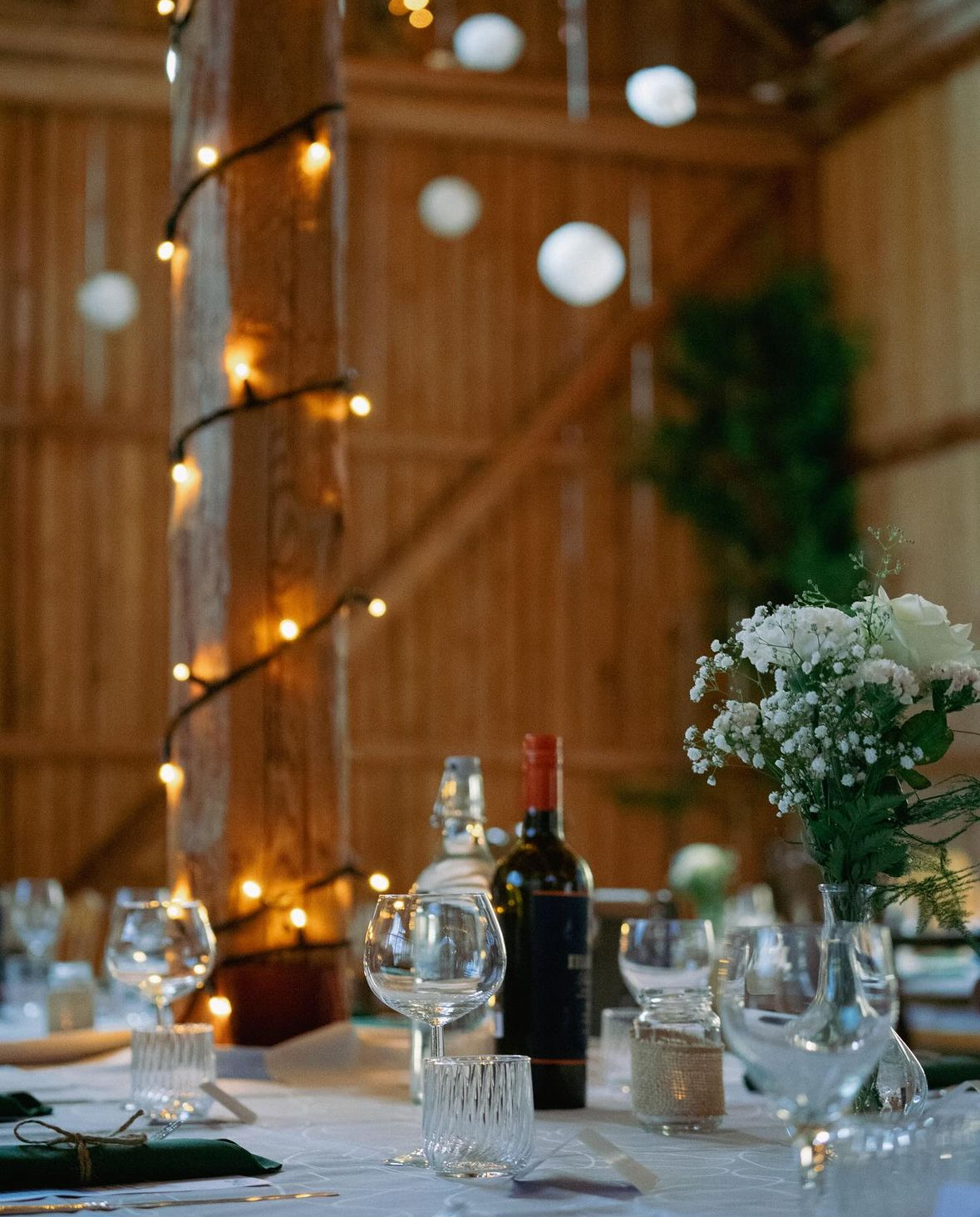 Dukning med glas, blommor och detaljer i Annelunds Festlokal
