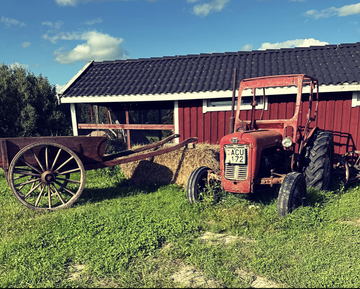 Traktor och höbal