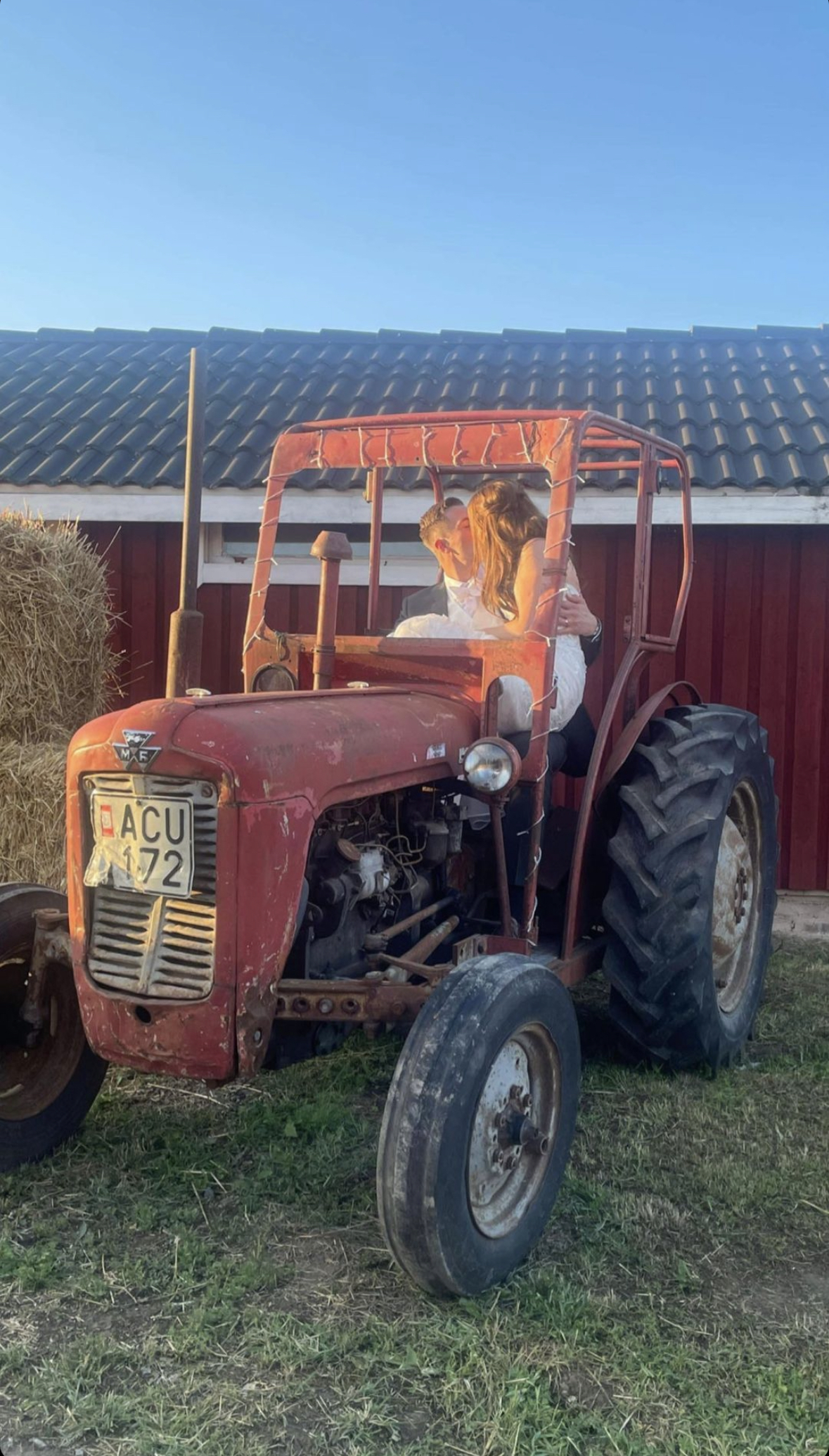 Brudparet kysser varandra i traktor